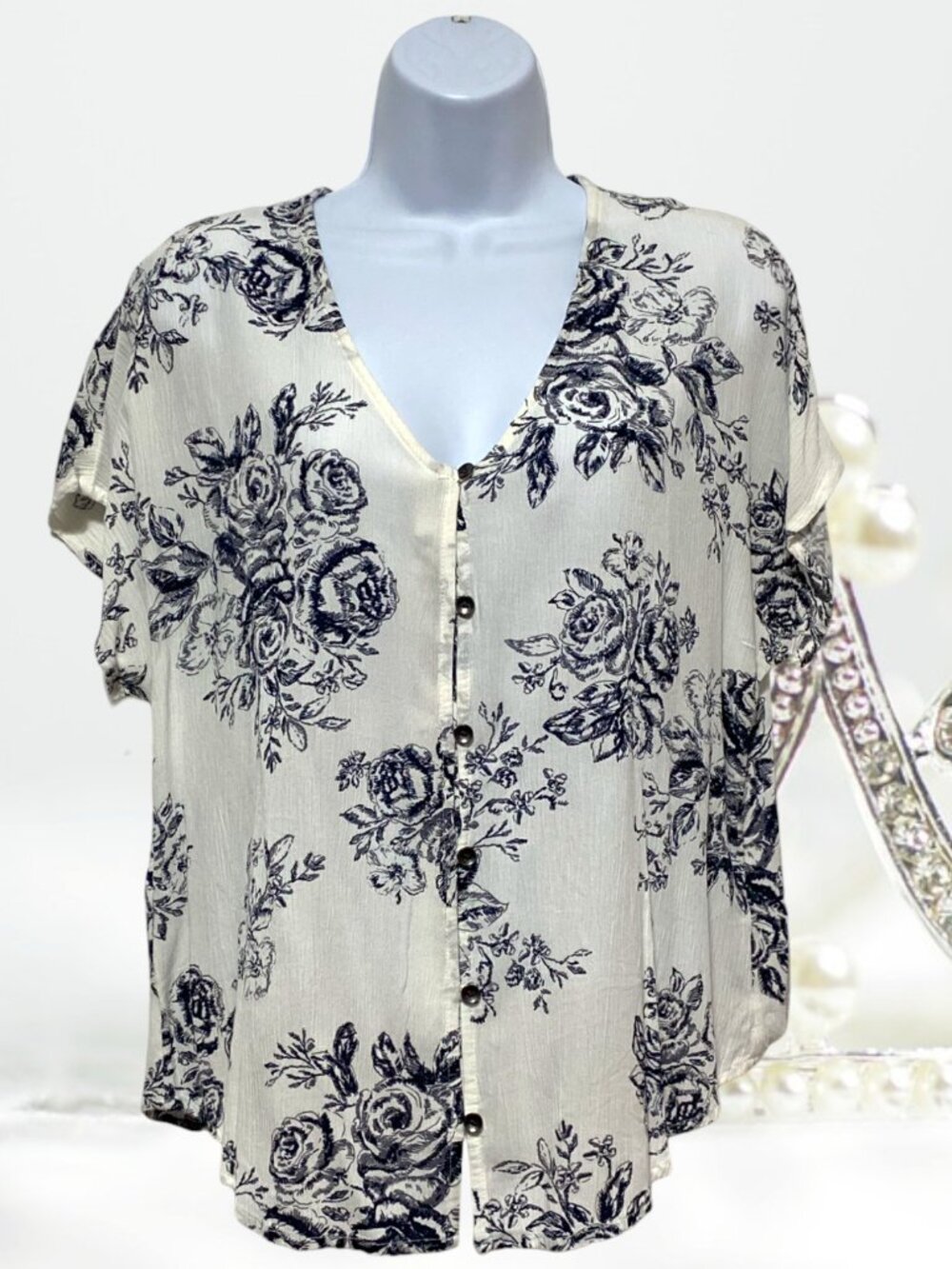 Maurices-Women's Medium Button Top Short Sleeve V-Neck Floral Rayon Light Weight